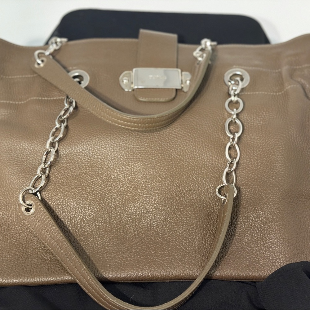 Furla Zip Top Tote Taupe Pebbled Shoulder Bag Silver Hardware Chain Logo Plaque - Picture 2 of 5
